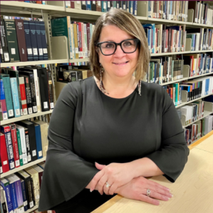 Suzanne van den Hoogen leaning on a counter.